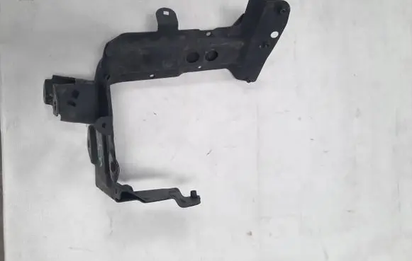 Audi Q7 4M Fender mounting bracket 4M0821137B