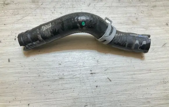 Volvo XC40 Engine coolant pipe/hose 32224230 8800809569
