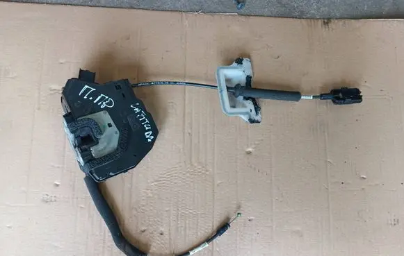Renault Latitude (L70) Front door lock 805020020R