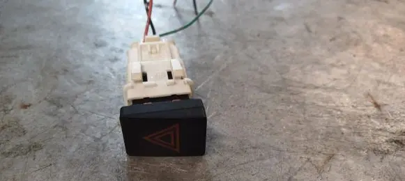 Nissan Qashqai+2 Hazard light switch