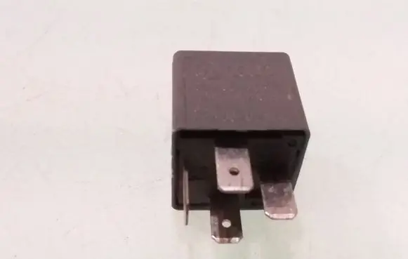 Volkswagen PASSAT B5 Other relay 8D0951253A V23134B52X301 373