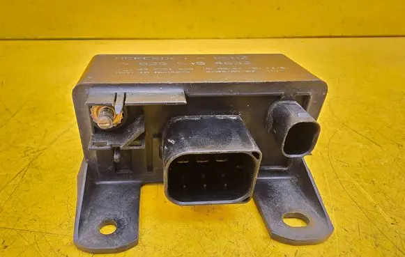 Mercedes-Benz C W203 Glow plug pre-heat relay 0285454032 898091000