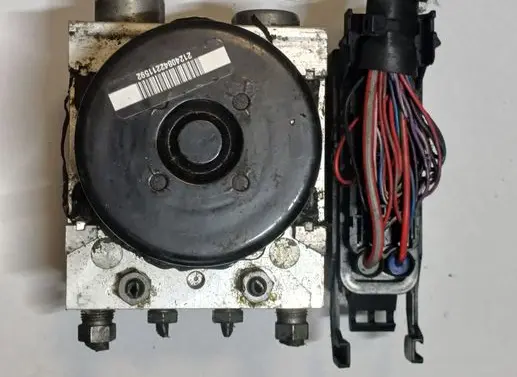 Mercedes-Benz C W204 ABS Pump A2045453832 A2044313912