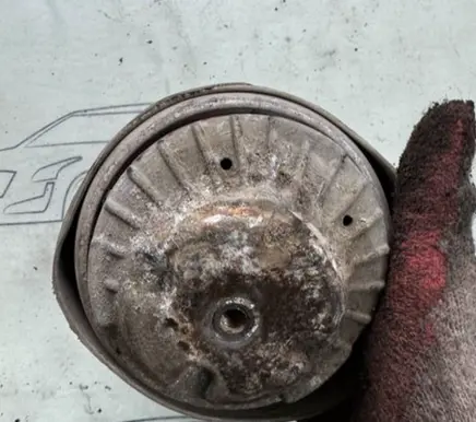 Engine mount vacuum valve