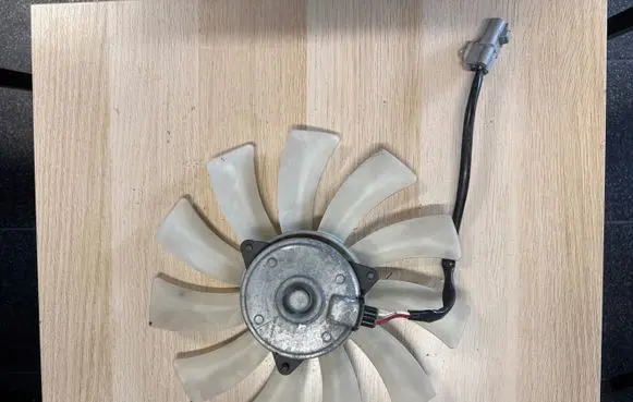 Radiator cooling fan shroud