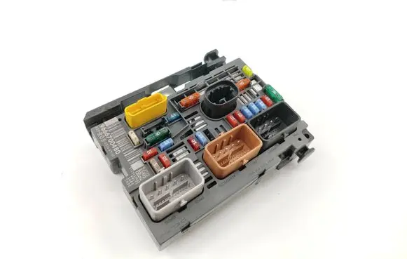 Peugeot 308 SW Fuse module 9666700480
