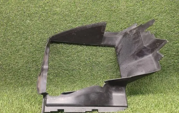 Audi Q7 4L Intercooler air channel guide 4L0117335F