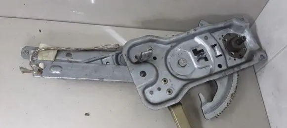 Rear door manual window regulator