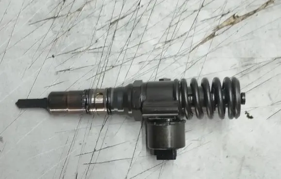 Volkswagen Golf V Fuel injector 03G130073G