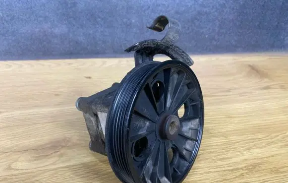 Volvo XC70 Power steering pump 30665101