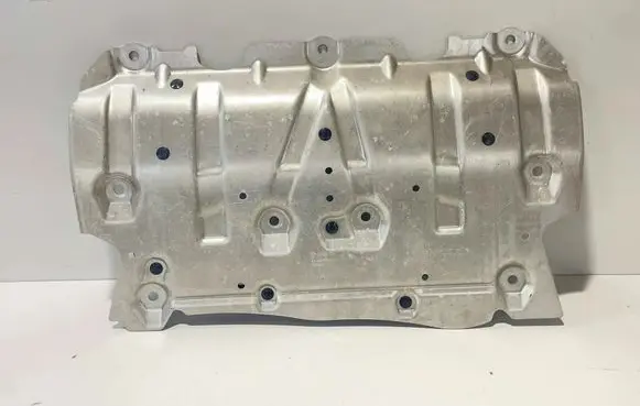 BMW 4 G22 G23 G24 G26 Engine splash shield/under tray 6878580