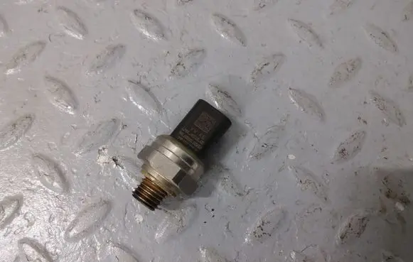 Volkswagen T-Roc Oil pressure sensor 05E906277A