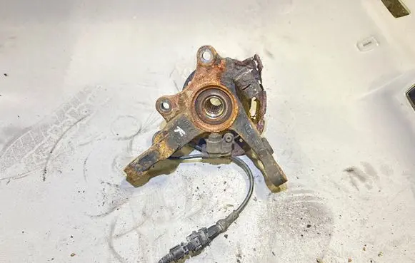 Opel Corsa C Front wheel hub spindle knuckle 9156140