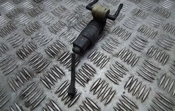 Volkswagen Golf IV Windscreen/windshield washer pump