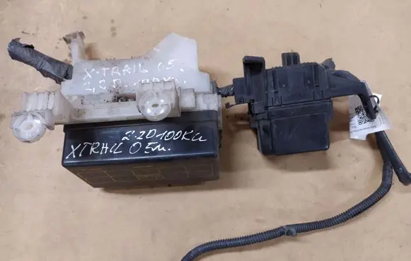 Nissan X-Trail T30 Relay mounting block 