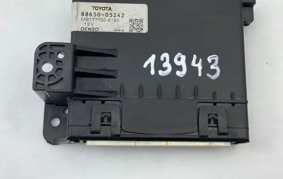 Toyota Avensis T270 Climate control unit 8865005242 MB1777008190