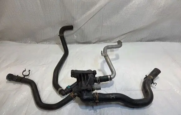 Ford Focus Thermostat/thermostat housing CM5G9K478FB