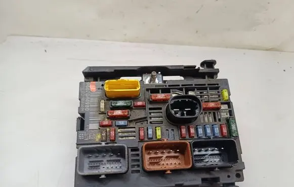 Peugeot 5008 Fuse module 9667044980
