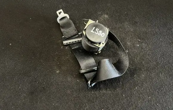 Middle seatbelt (rear)