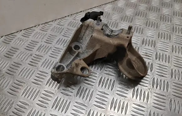Audi A4 S4 B7 8E 8H Engine mounting bracket 8E0199352N