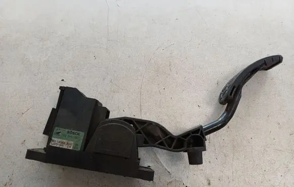 Accelerator throttle pedal