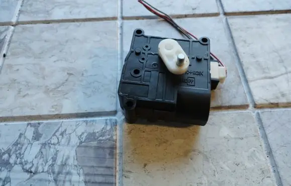 Toyota Corolla Verso AR10 Air flap motor/actuator 1138002051