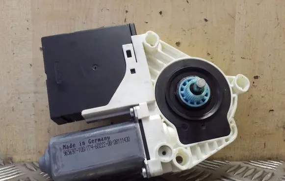 Volkswagen PASSAT CC Front door window regulator motor 3C0959793C 3C8959701