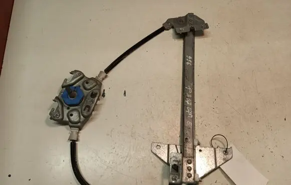 Rear door manual window regulator