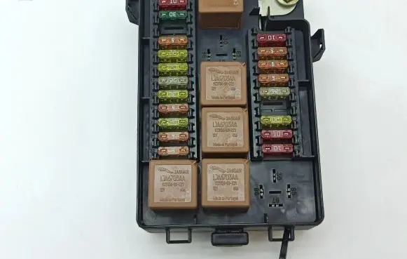 Jaguar XJ X308 Fuse module LNF2822AB 220230201200 518020201
