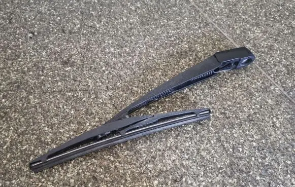 Nissan Leaf I (ZE0) Rear wiper blade arm