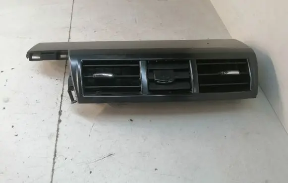Toyota Prius+ (ZVW40) Dash center air vent grill 5568647090 5567047100