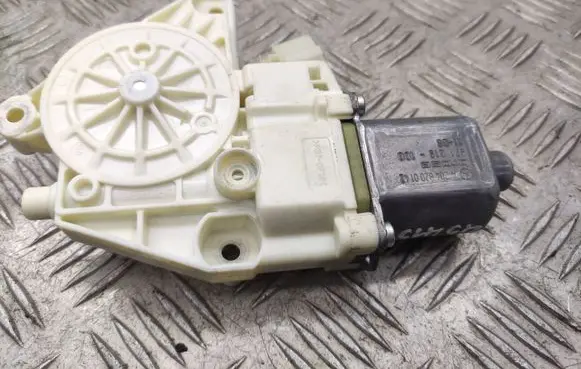Mercedes-Benz E W212 Front door window regulator motor A2048200142