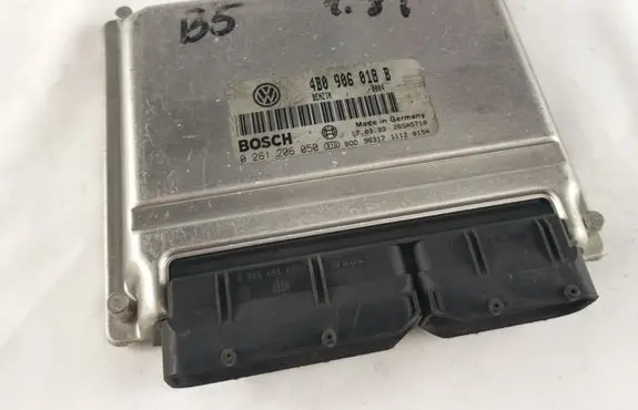 Volkswagen PASSAT B5 Engine control unit/module 4B0906018B 26SA5710 0261206050