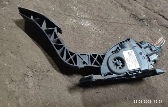 Suzuki Grand Vitara II Accelerator throttle pedal 1590065J02