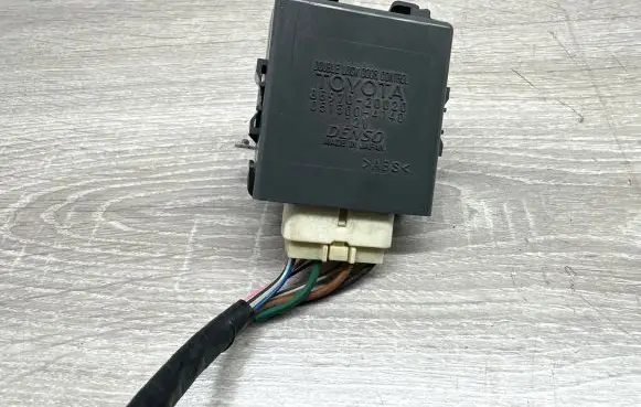 Toyota Avensis T270 Door control unit/module 8597020020 0515004140