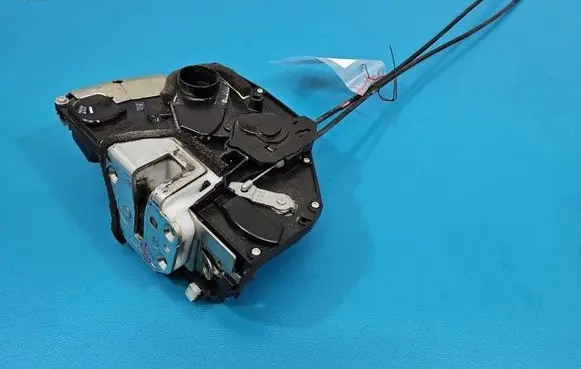 Suzuki Swift I Front door lock IMPRK1571016