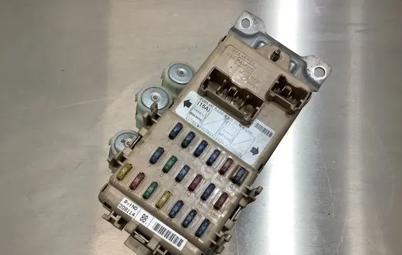 Subaru Forester SG Fuse module 208114 LB100602B