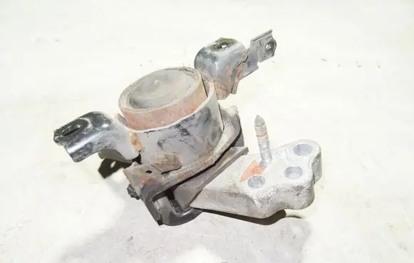 Toyota Avensis T270 Engine mount bracket