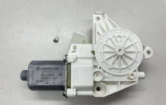 Mercedes-Benz ML W166 Front door window regulator motor A1669060201 937671101