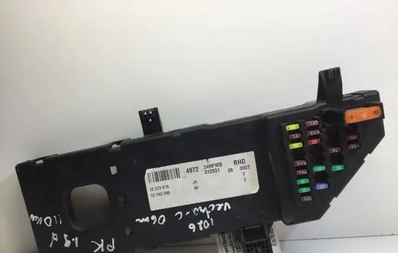 Opel Vectra C Fuse module 13223678