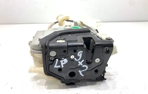 Volkswagen Touareg II Front door lock 4G1837015A