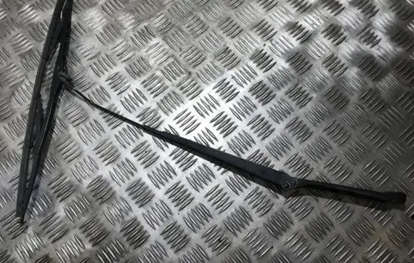 Toyota Avensis T220 Front wiper blade arm