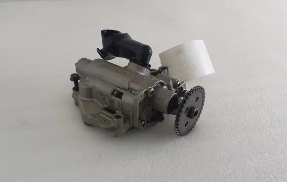 Volkswagen Golf VII Oil pump 04E115109S