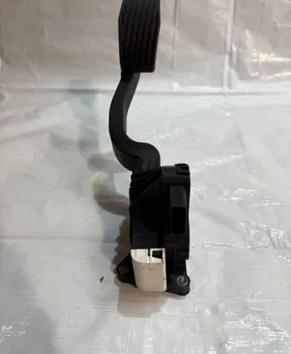 Opel Corsa D Accelerator throttle pedal 13305804