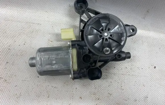 Audi Q7 4M Front door window regulator motor 8W0959802