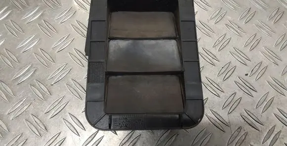 Quarter panel pressure vent