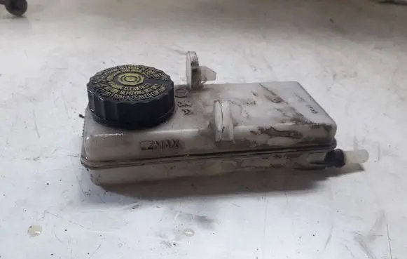 Peugeot 307 Brake fluid reservoir 