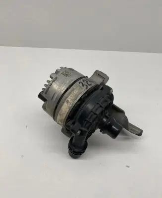 Mercedes-Benz C AMG W205 Water pump A0005001700