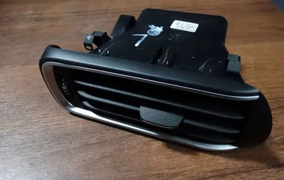 Maserati Levante Dash center air vent grill