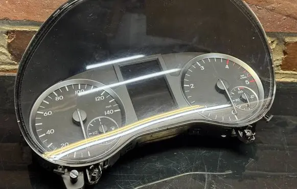 Speedometer (instrument cluster)
